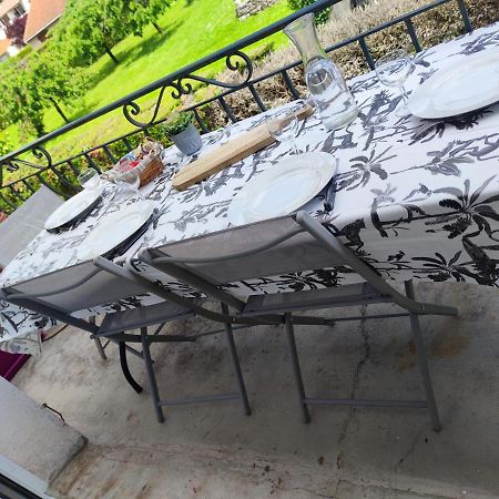 Les Plantades Aveyronnaises Apartamento Saint-Georges-de-Luzençon Exterior foto